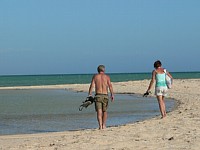海岸を歩くカップル